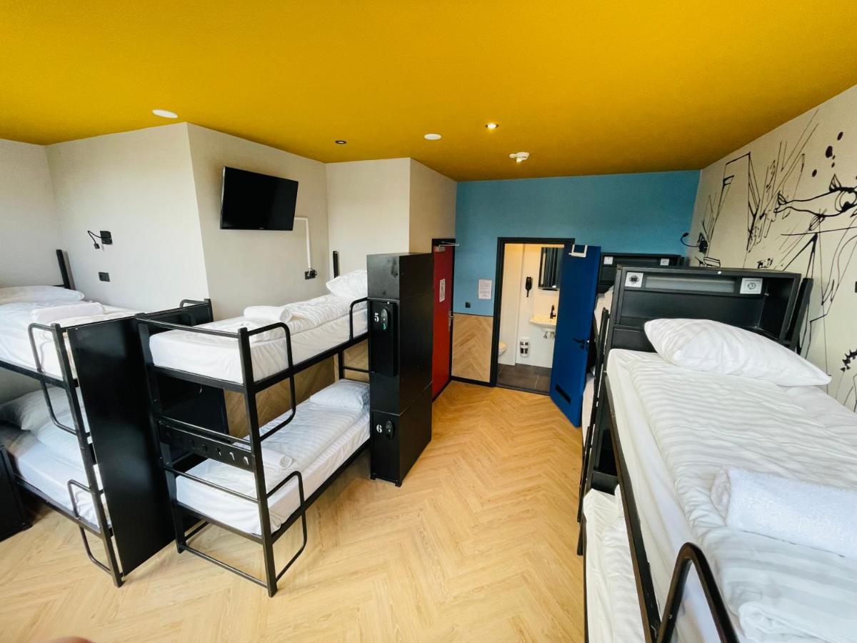 Posto Letto in Dormitorio Misto con 8 Letti